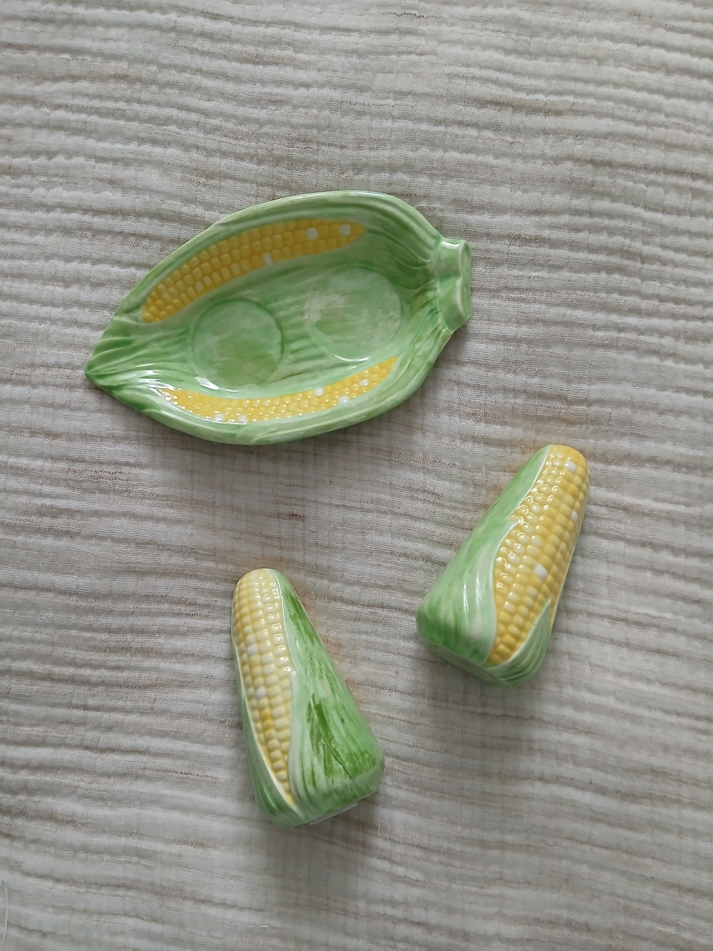 (2/20$)Ceramic Corn on the Cob Serving Dish & Salt + Pepper Shakers - Vintage